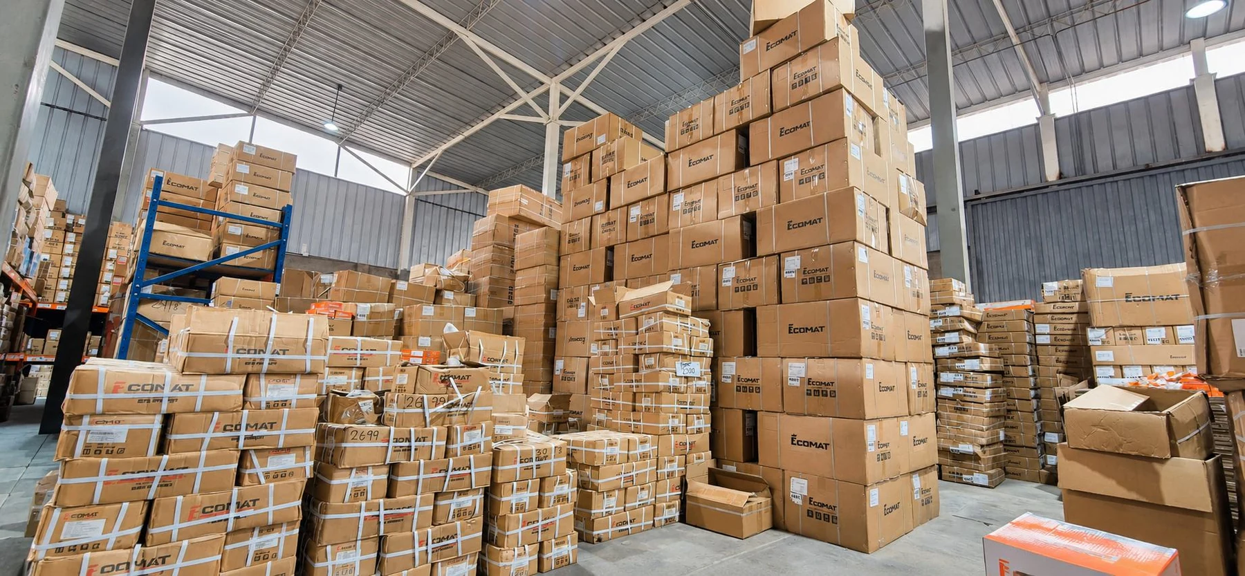 Cajas Ecomat apiladas en almacén